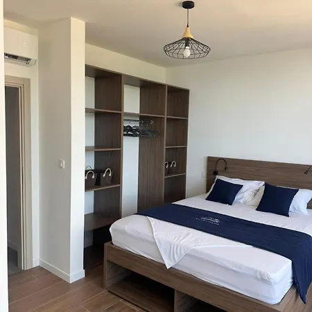 Bay View Village - Esmeralda 1 *